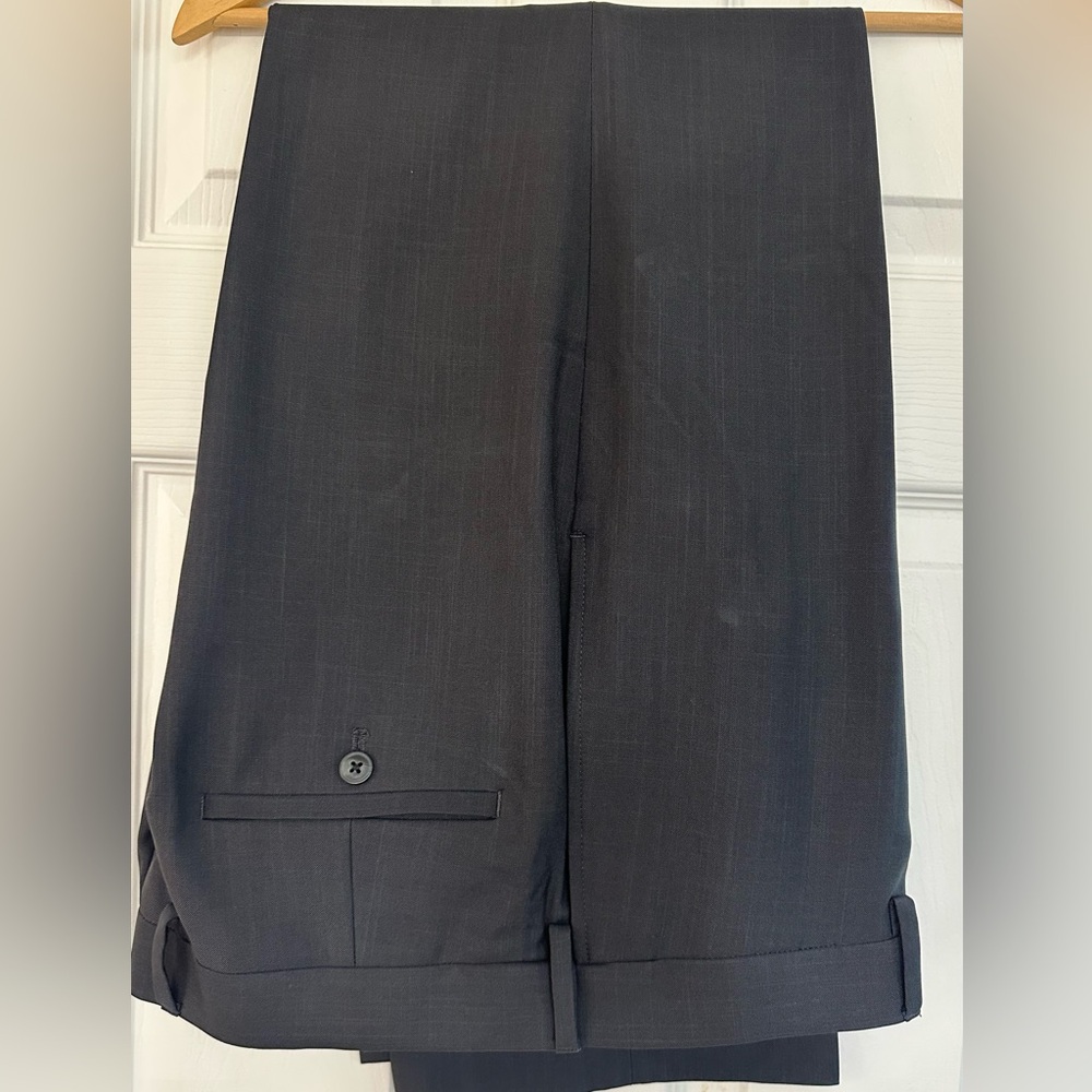 Men’s dress pant in dark ask gray color in 34X30 size. Rich suit material fabric